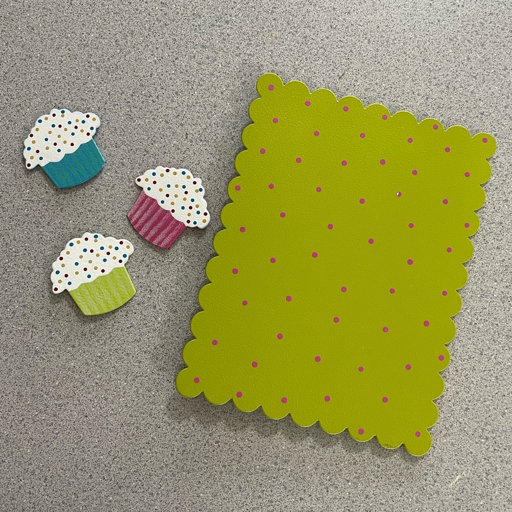 Magnetic Cupcake Photo Display